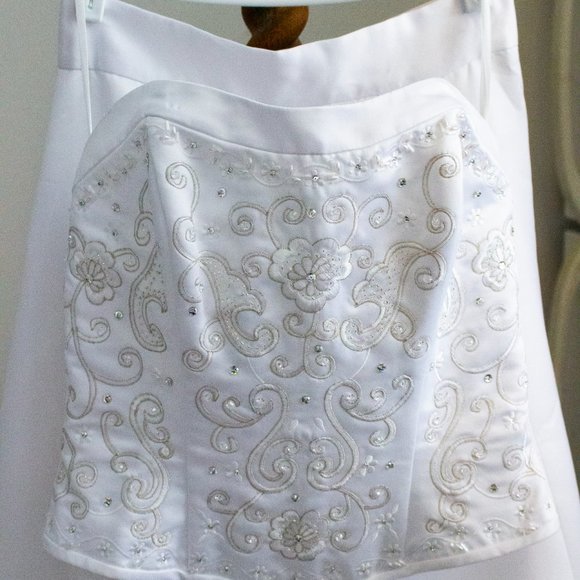 Wedding Dress with Protective Box - Picture 3 of 11